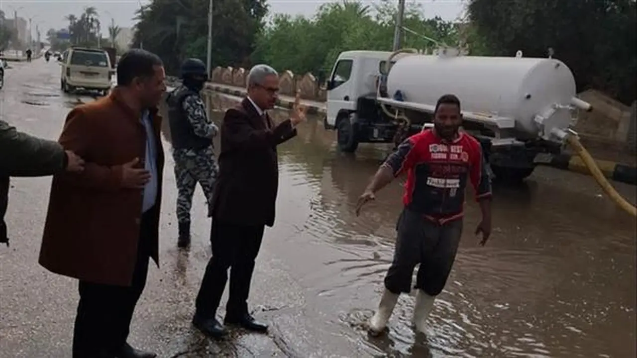 محافظ بني سويف يتابع ميدانيا جهود التعامل مع تداعيات سقوط الأمطار الأخيرة